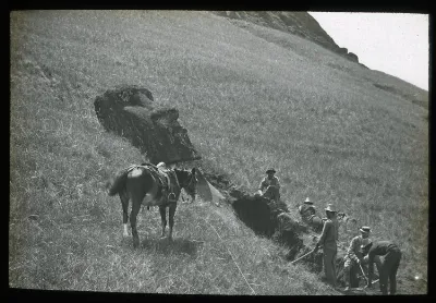 View of a moai being excavated by five Polynesian and South American men, Rano Raraku, Oc,G.T.1645, Mana Expedition to Easter Island, British Museum — Isla de Pascua — 1914 | Chile de Ayer