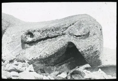 View of a moai head facing face down on the ground; Ahu Tongariki, Oc,G.T.1489, Mana Expedition to Easter Island, British Museum — Isla de Pascua — 1914 | Chile de Ayer