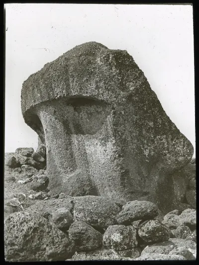 View of a moai head partially burried under rocks; Ahu Tongariki, Oc,G.T.1491, Mana Expedition to Easter Island, British Museum — Isla de Pascua — 1914 | Chile de Ayer