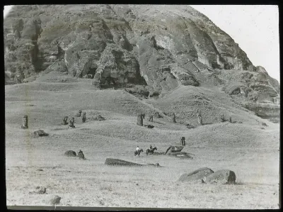 View of a slope with many moai with two Polynesian(?) men on horses for scale; Rano Raraku, Oc,G.T.1610, Mana Expedition to Easter Island, British Museum — Isla de Pascua — 1914 | Chile de Ayer