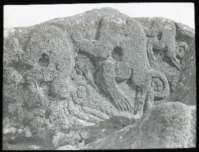 View of an in relief carving of three birdman figures; Mata Ngarau, Oc,G.T.1647, Mana Expedition to Easter Island, British Museum — Isla de Pascua — 1914 | Chile de Ayer