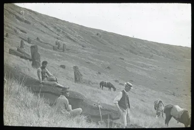 View of moai with three men and three horses, Rano Raraku, Oc,G.T.1469, Mana Expedition to Easter Island, British Museum — Isla de Pascua — 1914 | Chile de Ayer