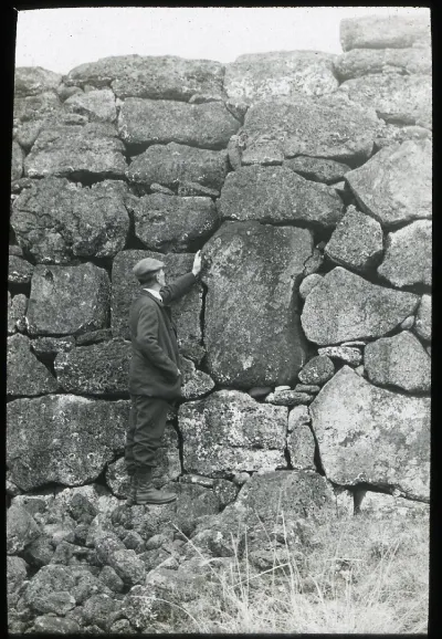 View of stone wall, Ahu Tongariki, Oc,G.T.1494, Mana Expedition to Easter Island, British Museum — Isla de Pascua — 1914 | Chile de Ayer