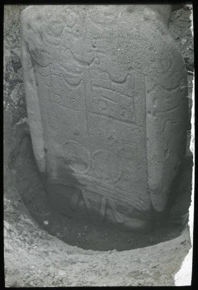View of the back of a moai, excavated, standing upright in the ground, with design markings; Rano Raraku, Oc,G.T.1479, Mana Expedition to Easter Island, British Museum — Isla de Pascua — 1914 | Chile de Ayer