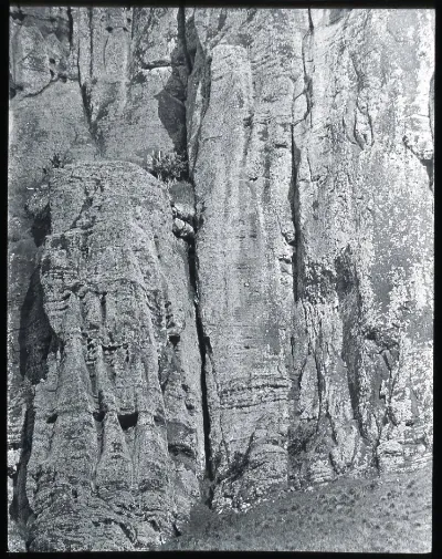 View of the base of a cliff; Oc,G.T.1607, Mana Expedition to Easter Island, British Museum — Isla de Pascua — 1914 | Chile de Ayer