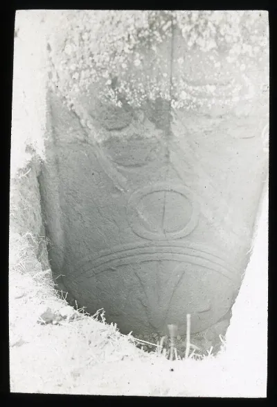 View of the designs on the back of a moai, excavated but still partially in the ground; Rano Raraku, Oc,G.T.1698, Mana Expedition to Easter Island, British Museum — Isla de Pascua — 1914 | Chile de Ayer