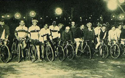Competencia nocturna en el velódromo de los Campos de Sports de Ñuloa