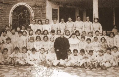 1959 Alfredo Arteaga con el 1ero basico de Escuela Parroquial — Santiago — 1959 | Chile de Ayer