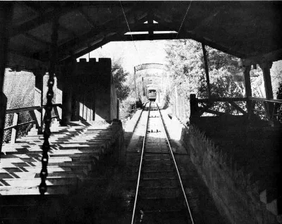 View of a funicular railway in Valparaíso, Chile, in February 1957 — Santiago — 1957 | Chile de Ayer