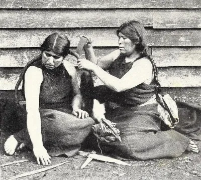 Mujeres Mapuche peinandose 1903