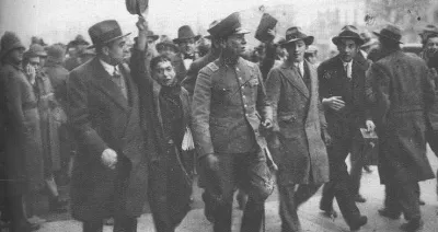 Multitud celebran la caída del gobierno de Ibañez 1931