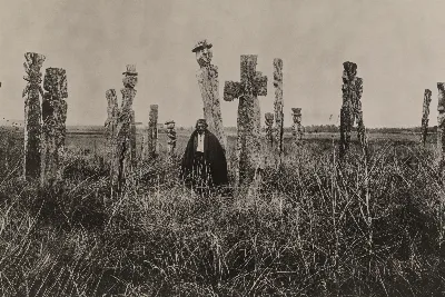 Araucanian man in graveyard — Temuco — 1922 | Chile de Ayer
