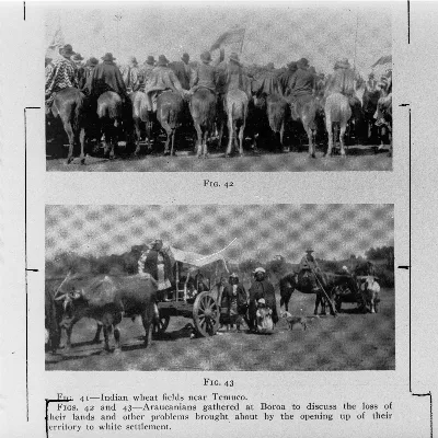 Araucanians gathered at Boroa to discuss the loss of their lands and other problems brought about by the opening up of their territory to white settlement - two photographs — Temuco — 1915 | Chile de Ayer