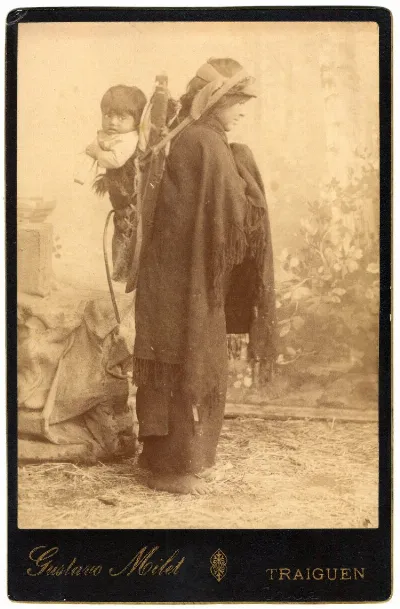 Madre e hijo Mapuche - Traiguen 1890 — Temuco — 1890 | Chile de Ayer
