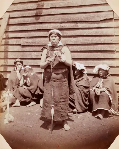 Mapuche hilando lana —  — 1908 | Chile de Ayer