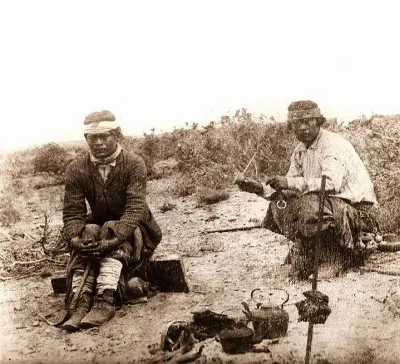 Mapuches tomando mate en la pampa mientras se asa la carne — Temuco — 1880 | Chile de Ayer