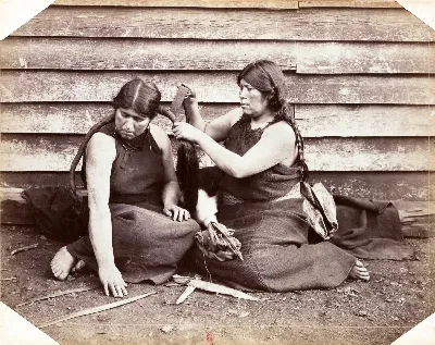 Mujeres mapuches peinándose — Temuco — 1908 | Chile de Ayer