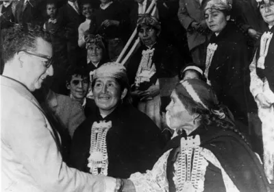 Salvador Allende saludando a mujeres mapuches. — Temuco — 1972 | Chile de Ayer
