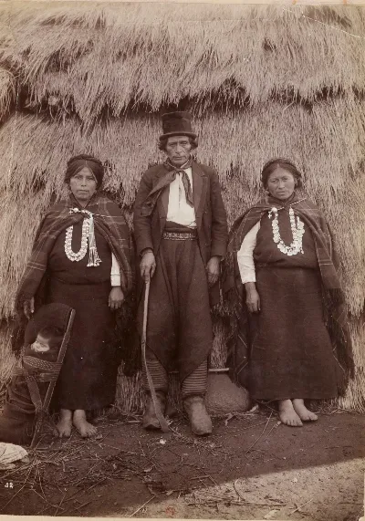 Lonco mapuche con esposa, hija y nieta