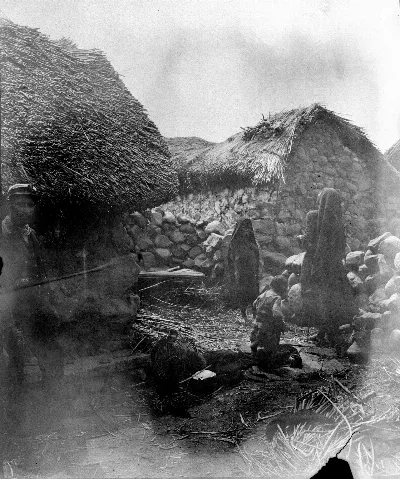 Aymaraindianska hyddor. Erhållen först efter restaurering av negativ. Bolivia - SMVK - 002345