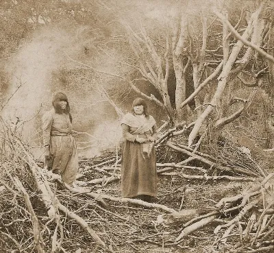 Archivo General de la Nación Argentina sin fecha Tierra del Fuego, mujeres onas — Tierra del Fuego — 1890 | Chile de Ayer