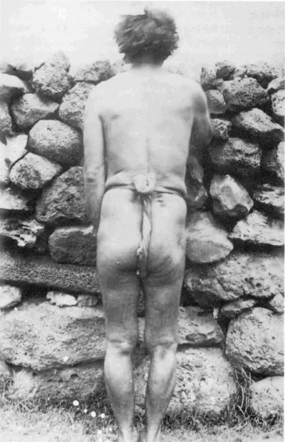 Pakomīo Māʻori in an ancient hami or loincloth poses for a photograph during the USS Mohican's visit to Easter Island in 1886 — Isla de Pascua — 1886 | Chile de Ayer
