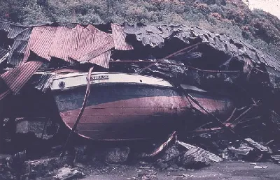 Un barco fue arrojado por la ola del tsunami en una casa - Corral, Otoño 1960