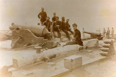 Oficialidad del Regimiento de Artillería N ° 2 en el Morro de Arica — Arica — 1880 | Chile de Ayer