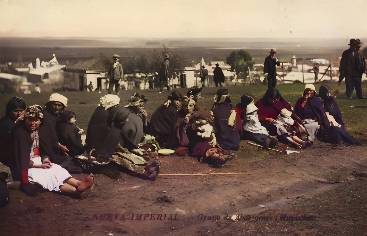 Familias mapuches en ronda sobre la pampa de Nueva Imperial, Araucanía — aprox. 1900 | Chile de Ayer