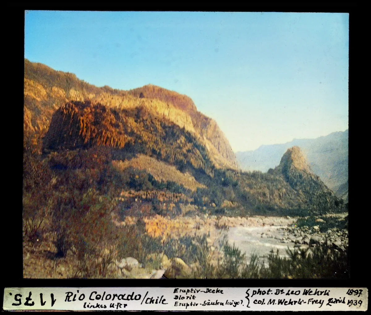 Rio Colorado, linkes Ufer, Eruptiv-Decke, Diorit, Eruptiv-Säulenhügel — 1897 | Chile de Ayer