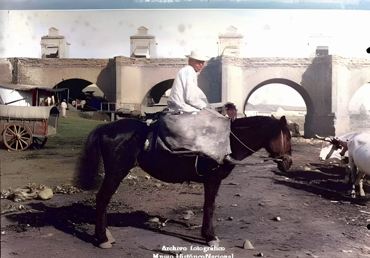 Hombre a caballo junto al Puente de Cal y Canto, 1870 — aprox. 1870 | Chile de Ayer