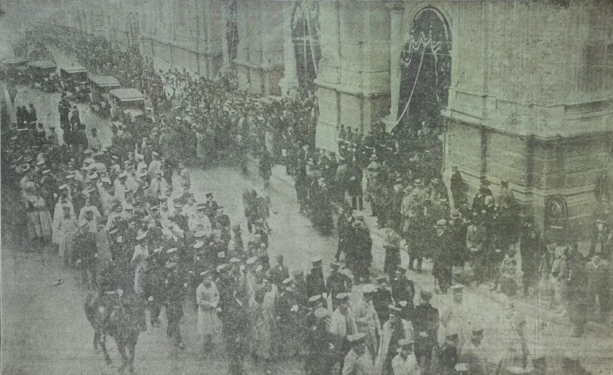 Frente al templo metropolitano, sacando los restos de las víctimas para el desfile fúnebre — aprox. 1927 | Chile de Ayer