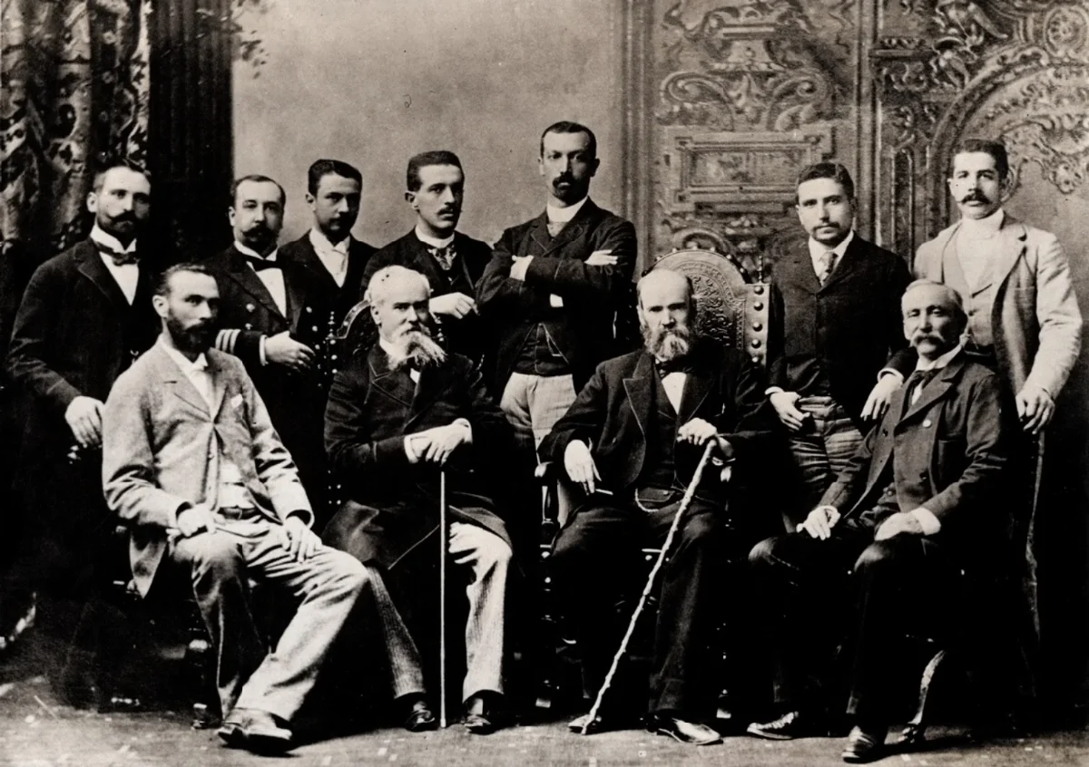 Comisión chileno-argentina de límites de 1890 Sentados al centro, los presidentes de la Comisión, Diego Barros Arana (Chile) y Octavio Picó (Argentina) — 1890 | Chile de Ayer