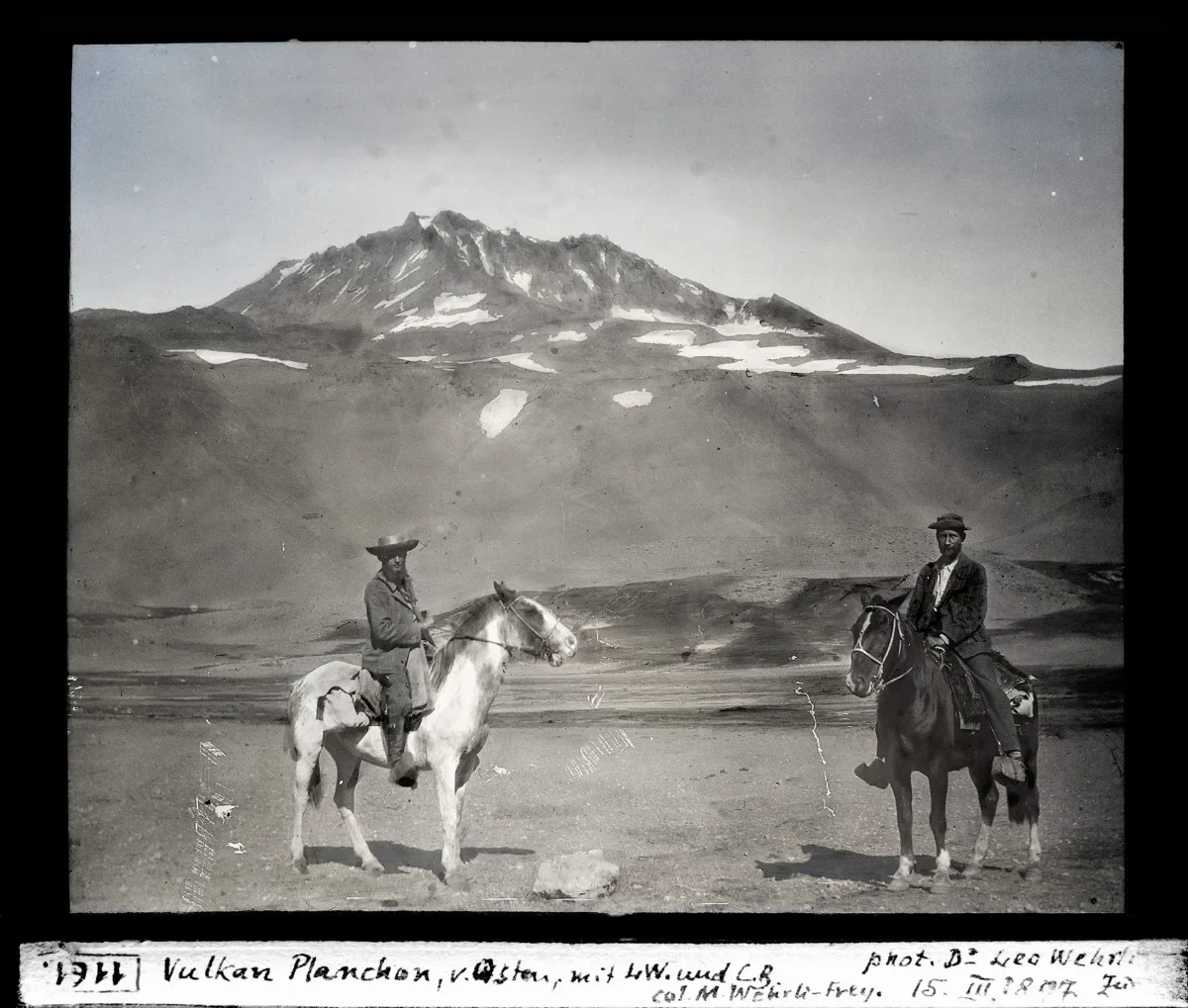 Vulkan Planchon, von Osten, mit L. W. [Leo Wehrli] und C. B. [Carlos Bruck] — 1897 | Chile de Ayer