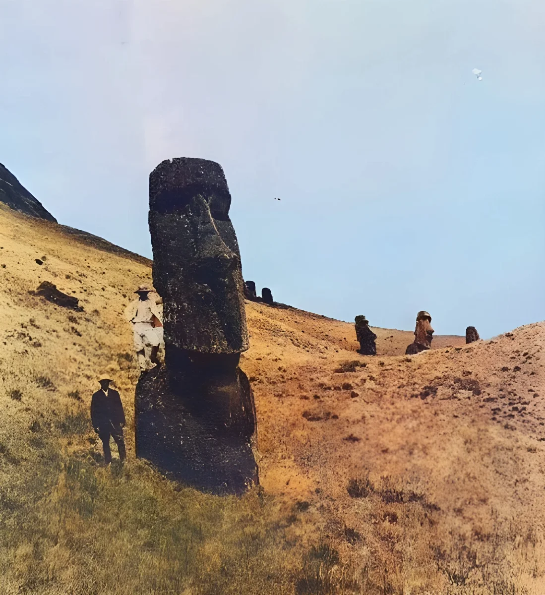 Moái en Rano Raraku, Isla de Pascua — aprox. 1880 | Chile de Ayer