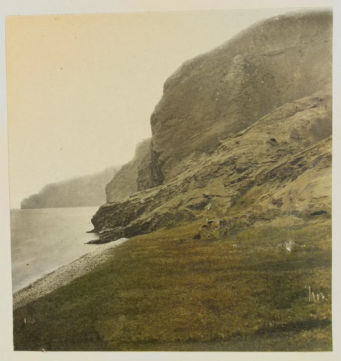 Vista de la costa y bahía oeste, Isla Robinson Crusoe, 1860 — 1860 | Chile de Ayer