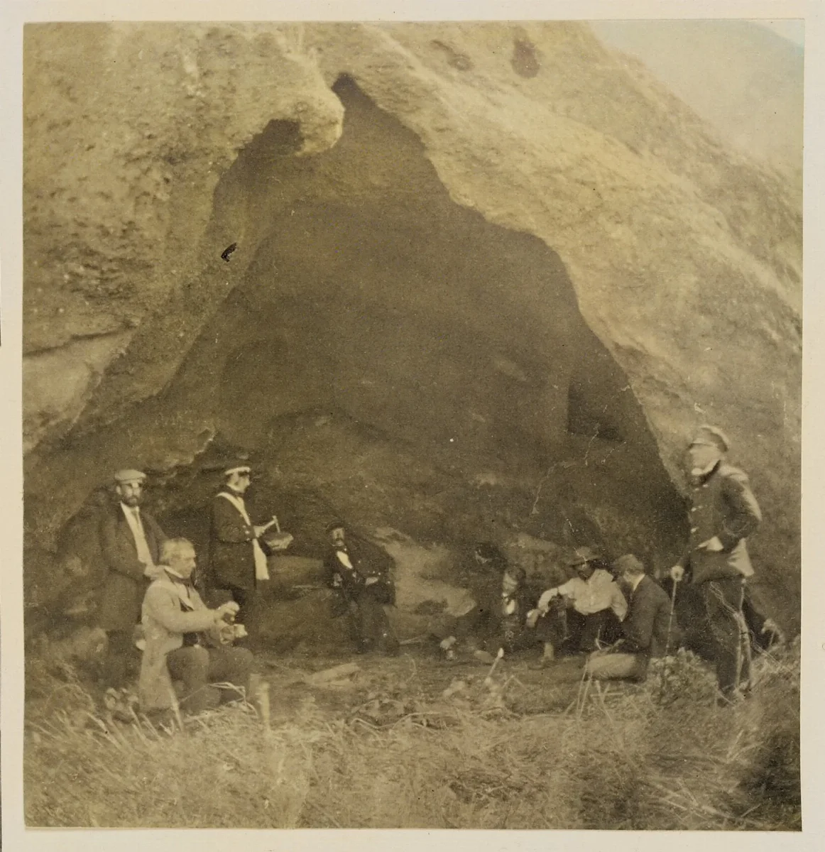 Cueva de la Isla Robinson Crusoe, 1860 — 1860 | Chile de Ayer