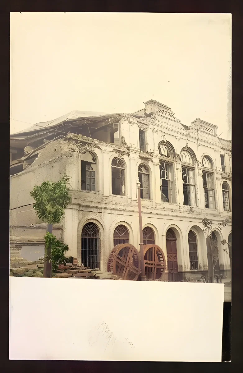 Edificio neoclásico destruido en Valparaíso tras el terremoto de 1906 — aprox. 1906 | Chile de Ayer