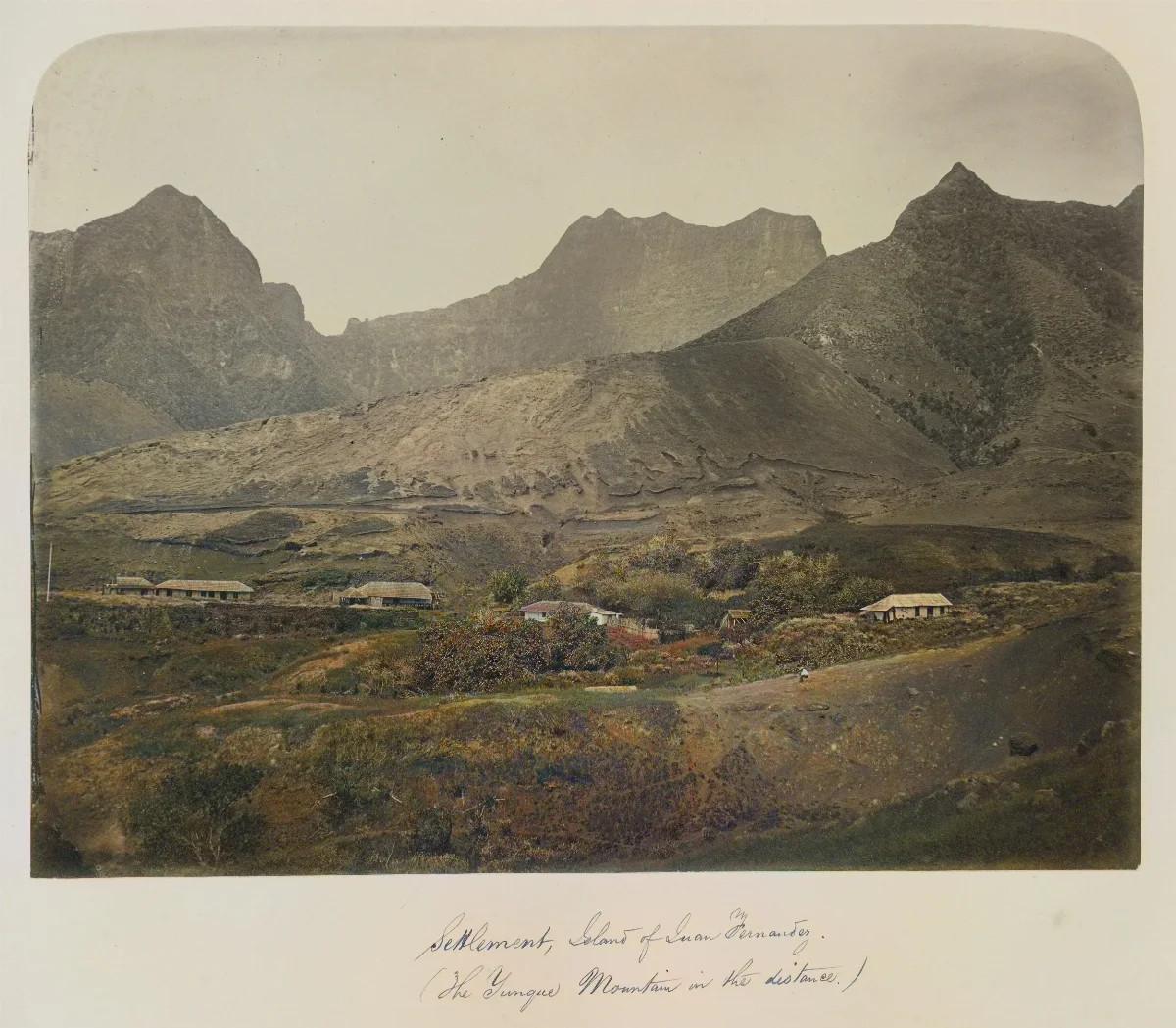 Asentamiento en Isla Robinson Crusoe, Archipiélago Juan Fernández con Cerro el Yunque de fondo, 1860 — 1860 | Chile de Ayer
