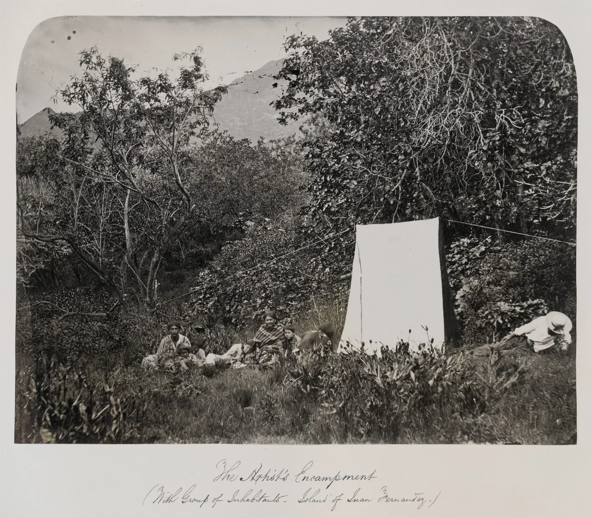 Campamento del artista, con grupo de habitantes de Robinson Crusoe, 1860 — 1860 | Chile de Ayer