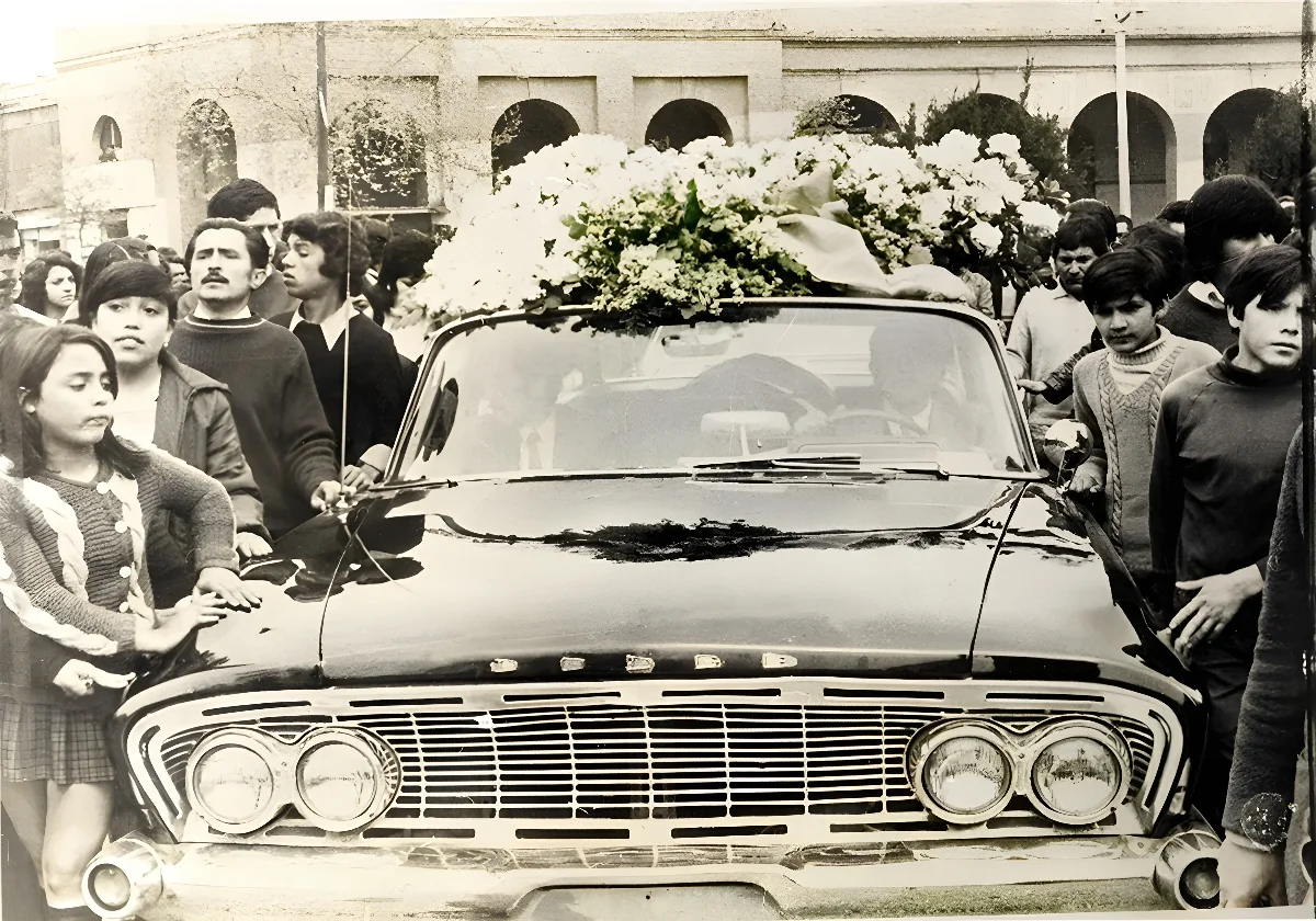Cortejo fúnebre de Pablo Neruda llegando al Cementerio General — 1973 | Chile de Ayer