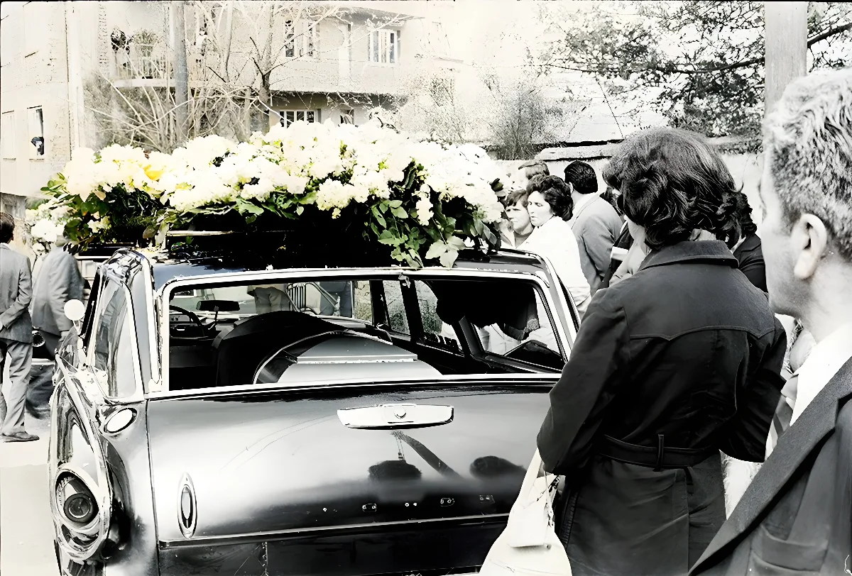 Coche fúnebre de Pablo Neruda en las calles de Santiago — 1973 | Chile de Ayer
