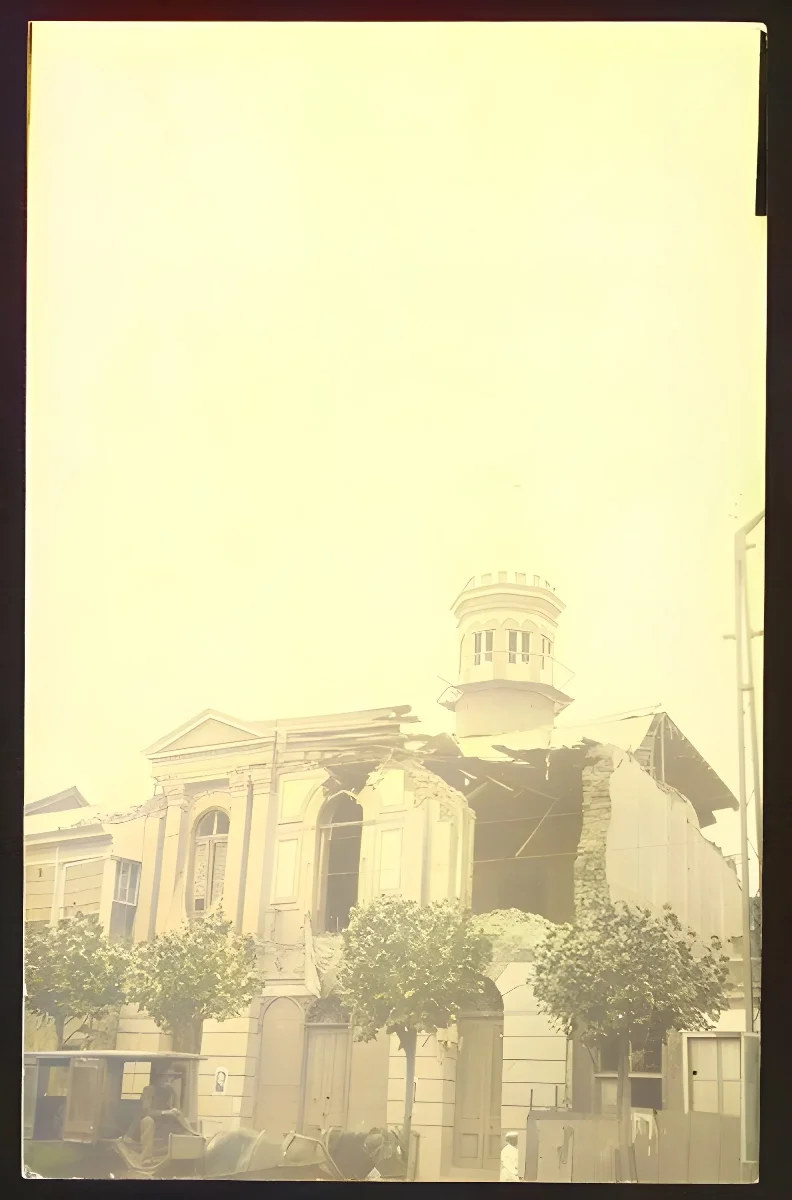 Torreón octogonal en pie sobre fachada neoclásica agrietada, Valparaíso 1906 — aprox. 1906 | Chile de Ayer