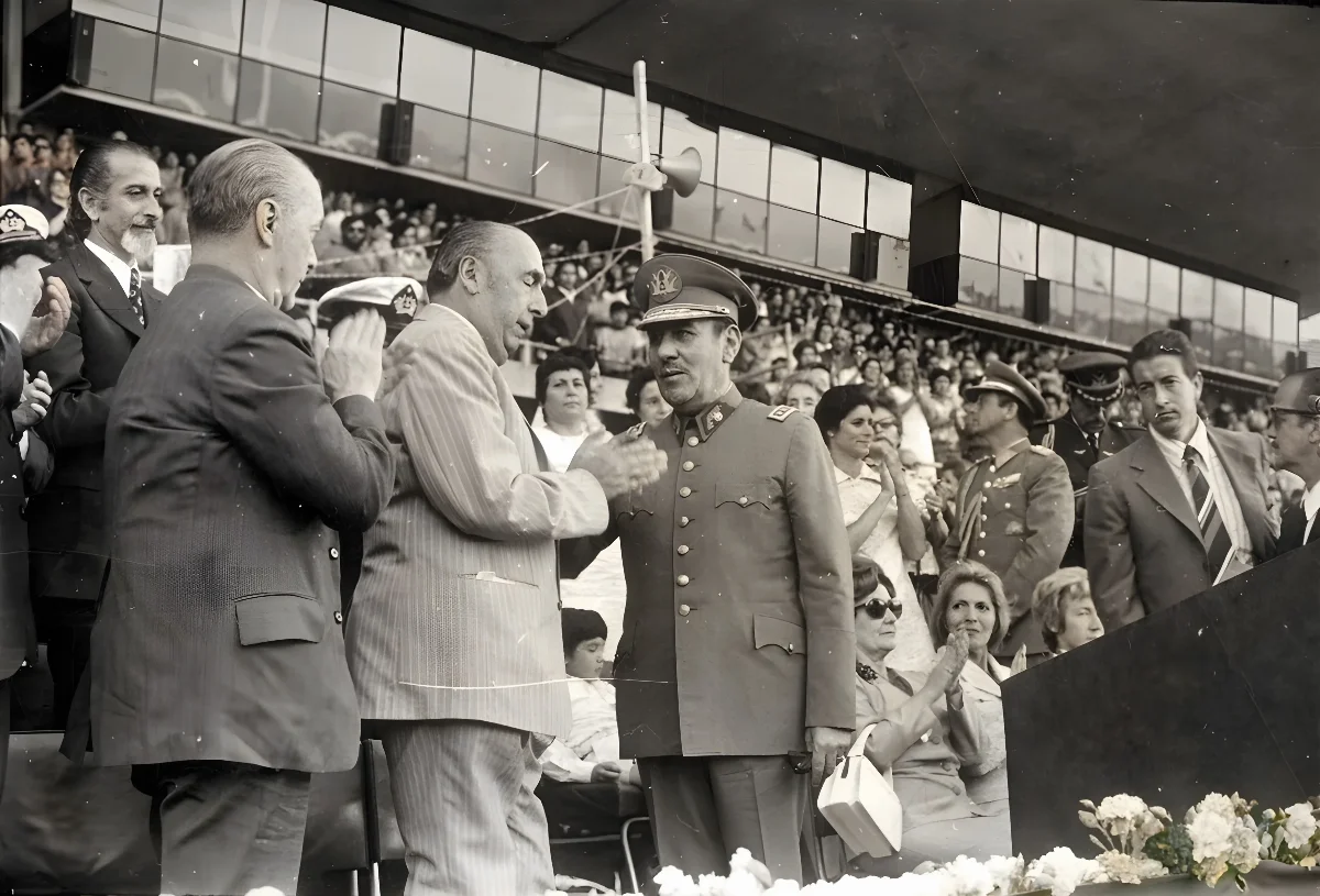 Manifestación a Pablo Neruda en el Estadio Nacional — 1972 | Chile de Ayer