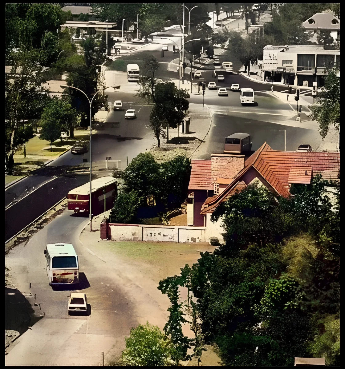 Casa-isla en avenida Ossa con Sánchez Fontecilla, Santiago — Avenida Ossa con Sánchez Fontecilla, La Reina — 1988 | Chile de Ayer