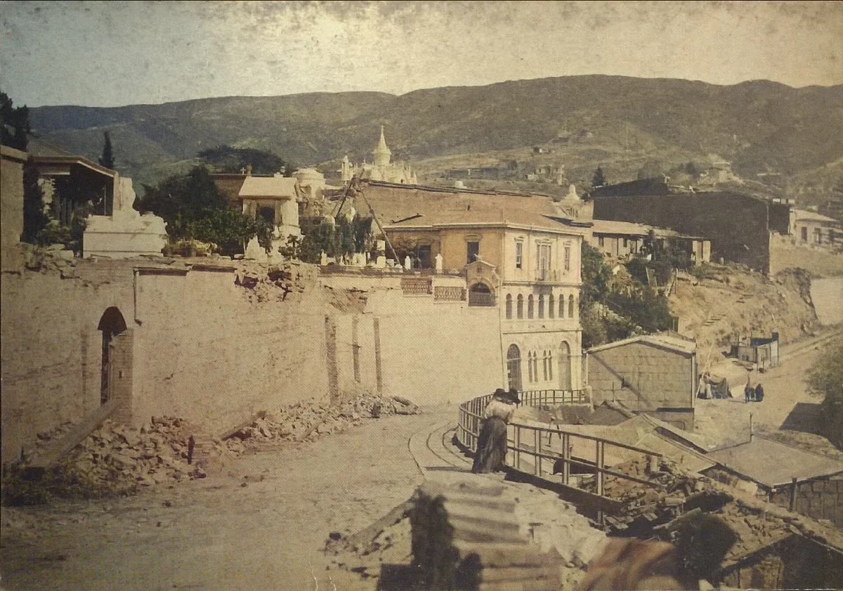 Vista exterior del cementerio protestante de Valparaíso luego del terremoto de 1906 — aprox. 1906 | Chile de Ayer