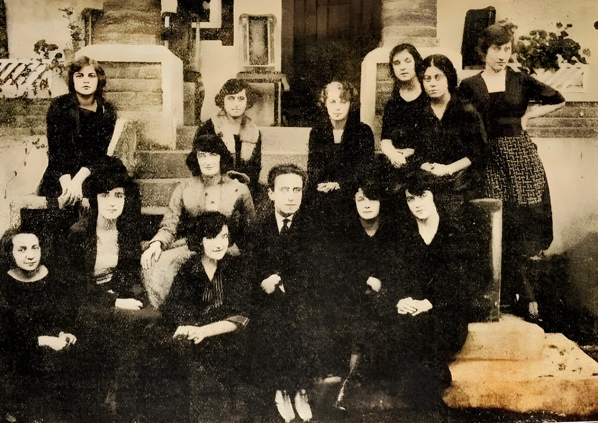 Claudio Arrau con admiradoras — 1921 | Chile de Ayer