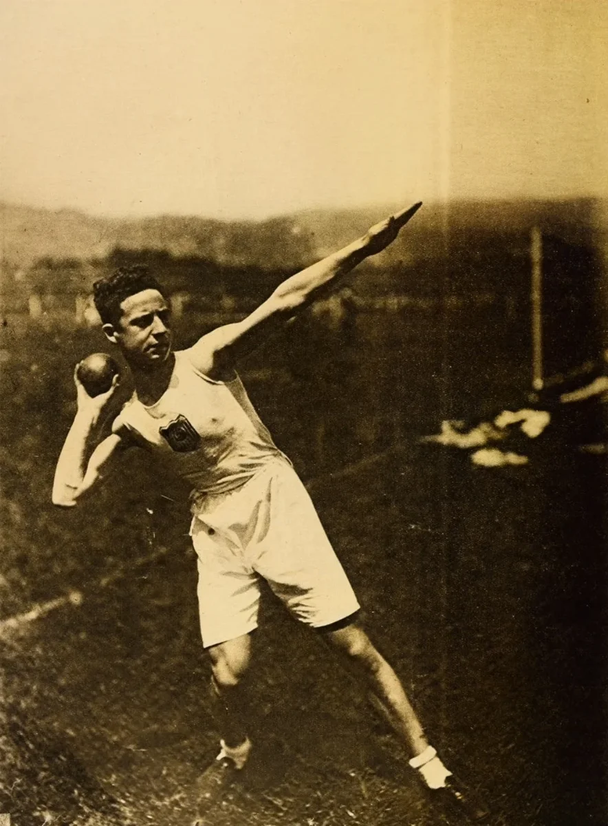 Salvador Allende en un campeonato atlético en Valparaíso — 1923 | Chile de Ayer