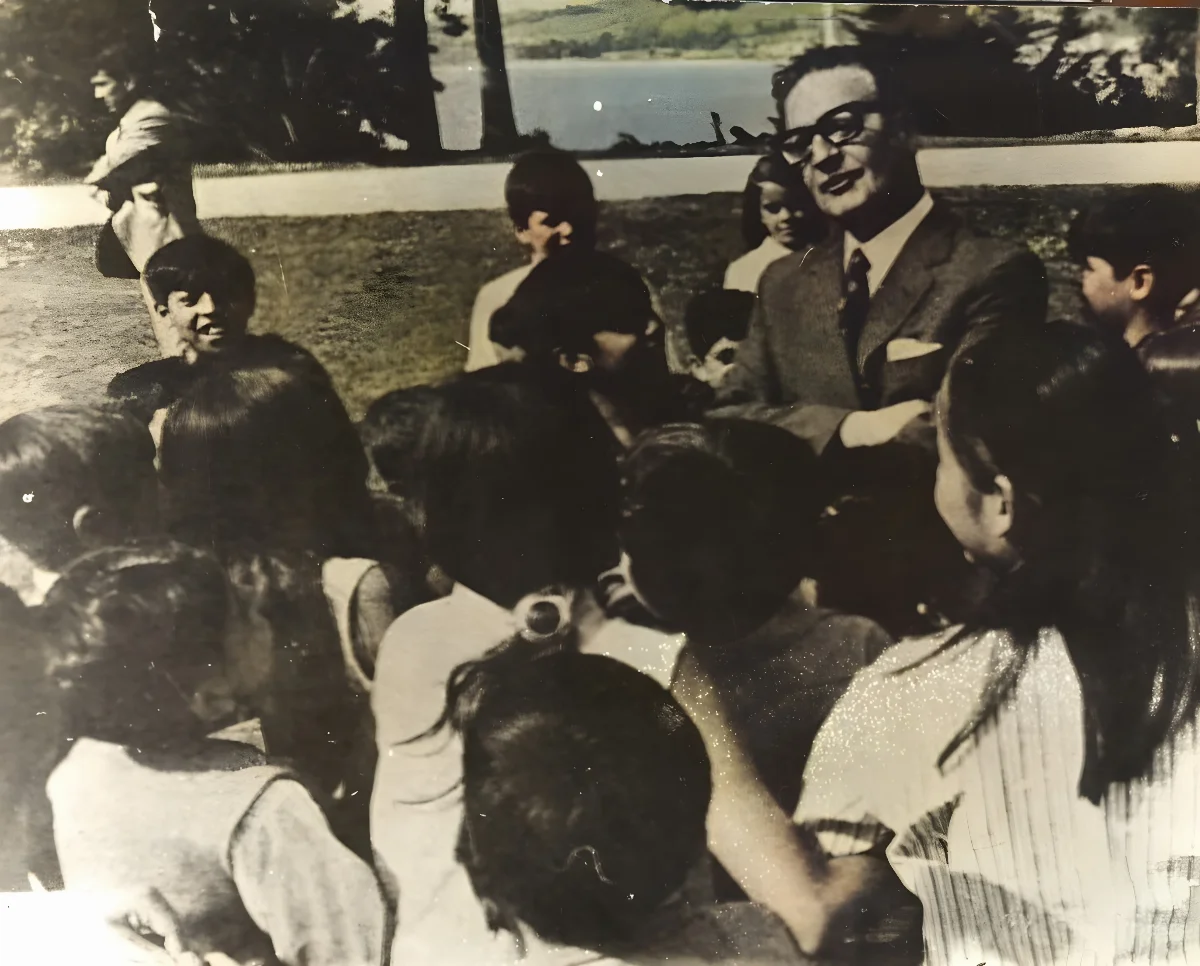 Salvador Allende con niños — 1971 | Chile de Ayer
