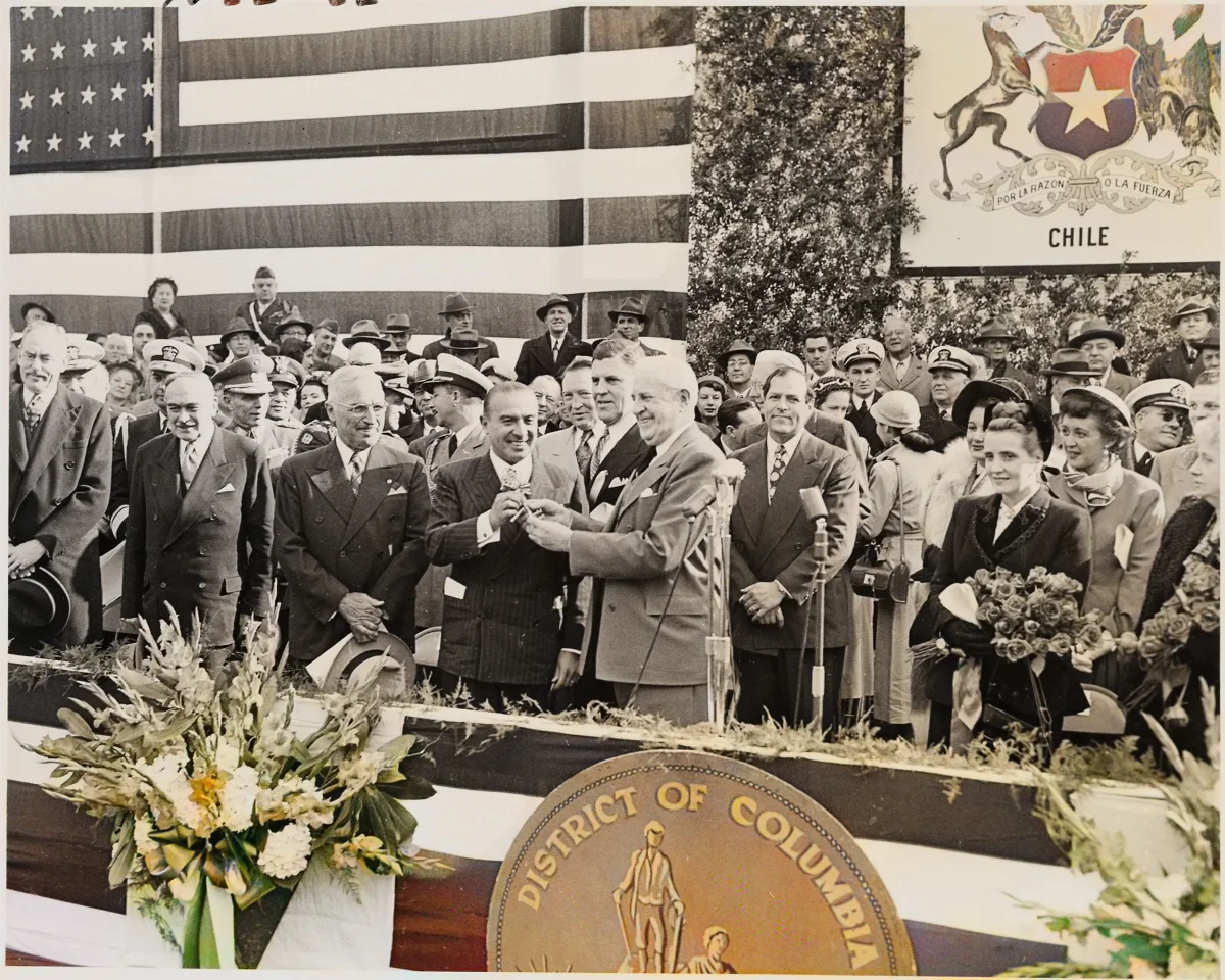 González Videla recibe la llave de la ciudad de Washington — 1950 | Chile de Ayer